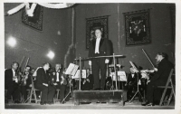 Francisco Escudero dirigiendo una orquesta de cuerda.